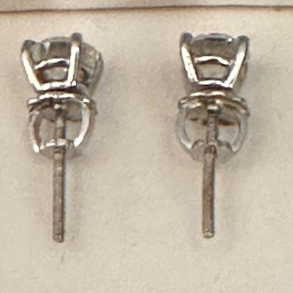 Diamond Stud earrings - Picture 3 of 10